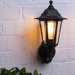 Outdoor wall lantern